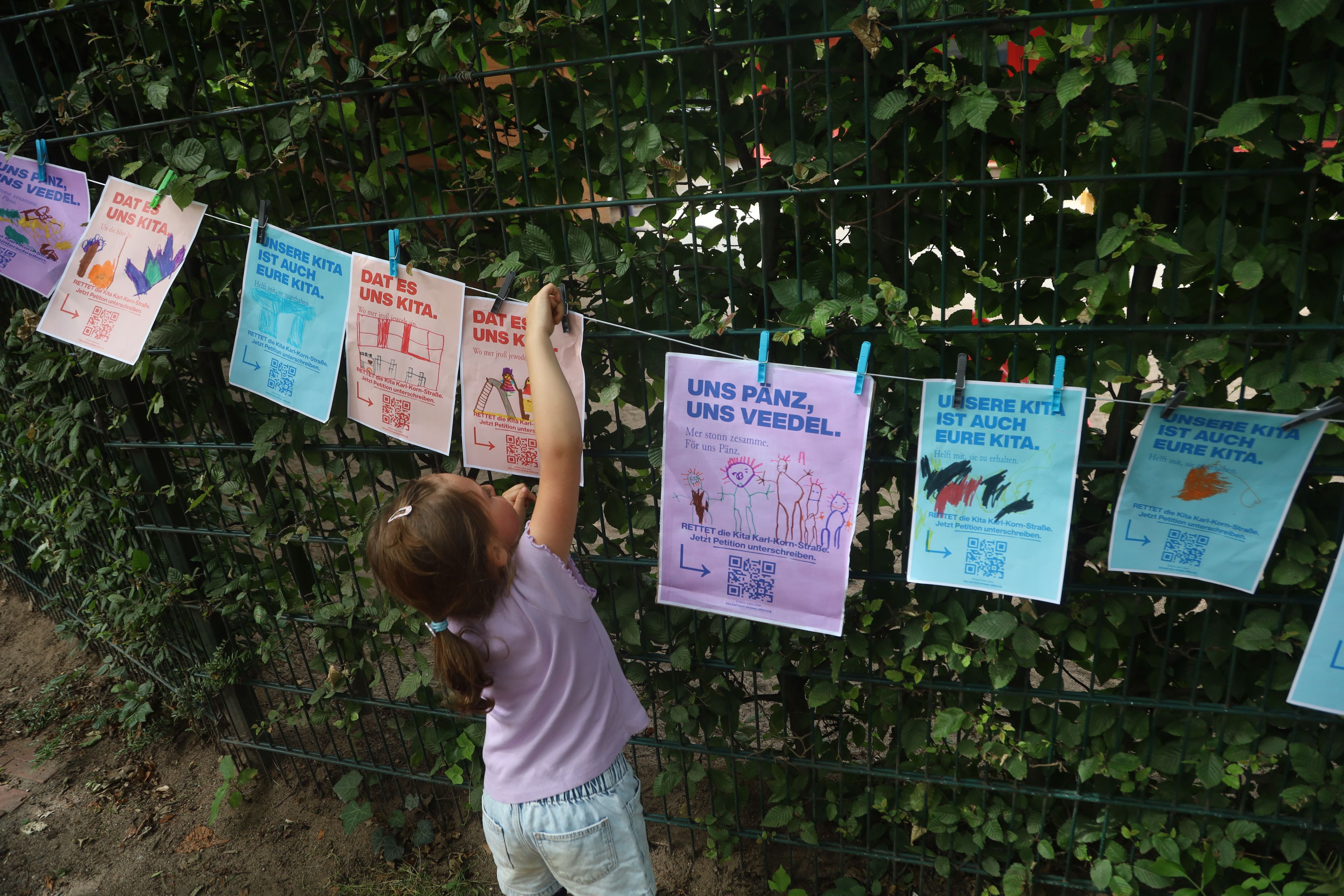 16.06.2026, Köln: Eltern protestieren gegen Schließung ihrer Südstadt-Kita. Foto: Arton Krasniqi