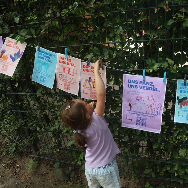 16.06.2026, Köln: Eltern protestieren gegen Schließung ihrer Südstadt-Kita. Foto: Arton Krasniqi
