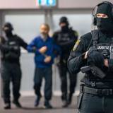 Justizbeamte führen den Angeklagten Taleb A. in den Gerichtssaal des temporären Gerichtsgebäudes des Landgerichts Magdeburg.