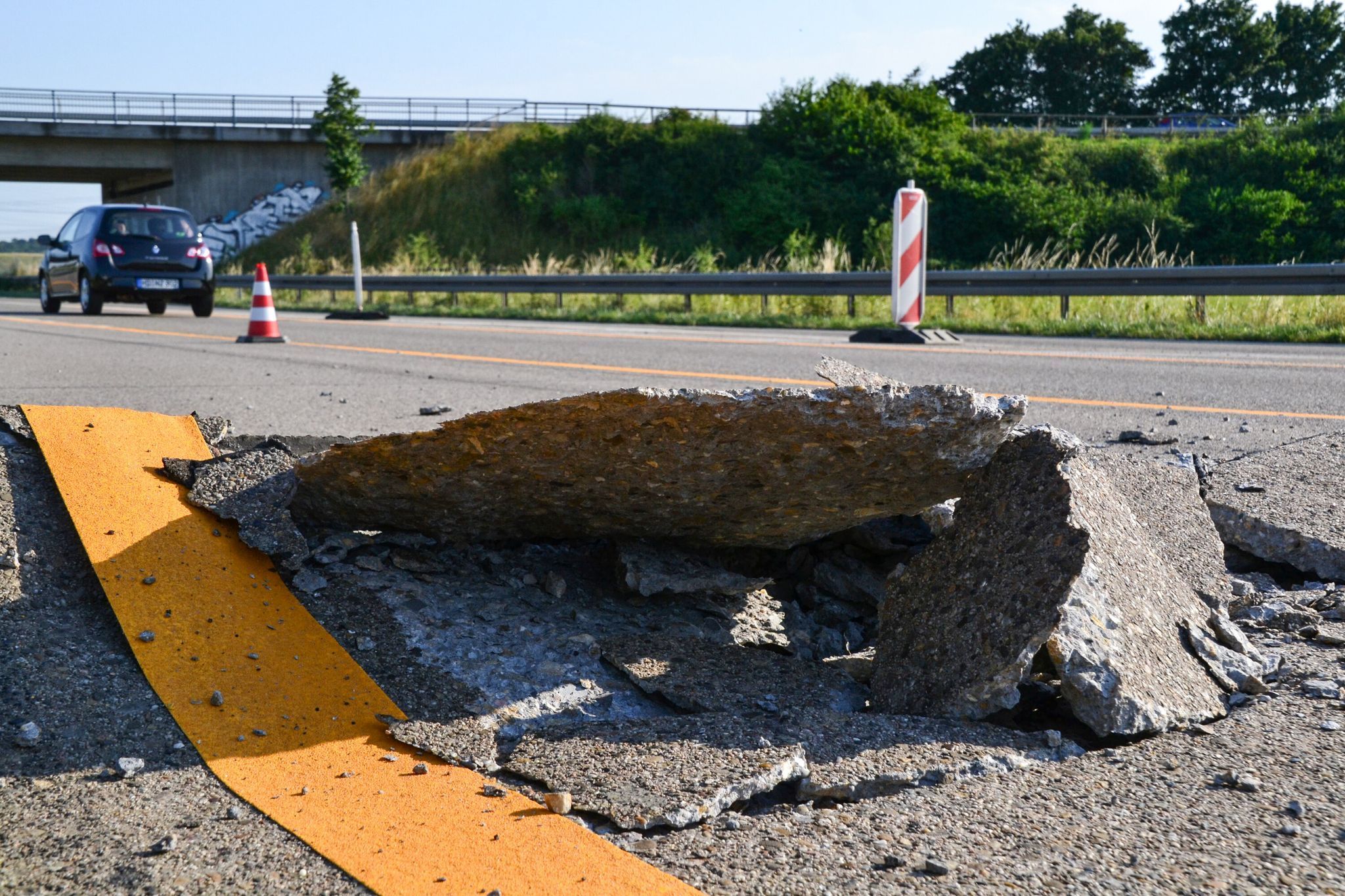 Extreme Hitze kann Beton- und Asphaltfahrbahnen beschädigen. (Archivbild)