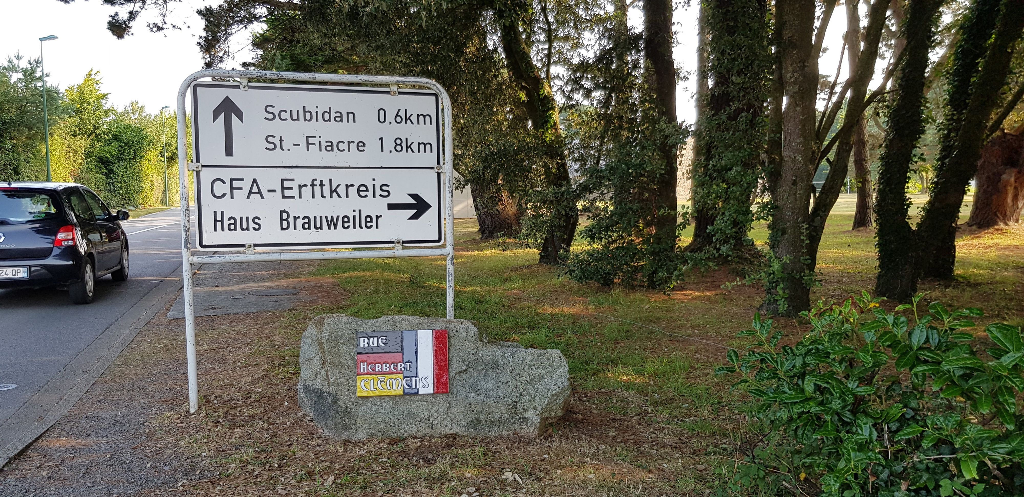 Zu sehen ist ein Verkehrsschild, das den Weg zur Jugendbegegnungsstätte des Rhein-Erft-Kreises in Guidel in Frankreich weist.