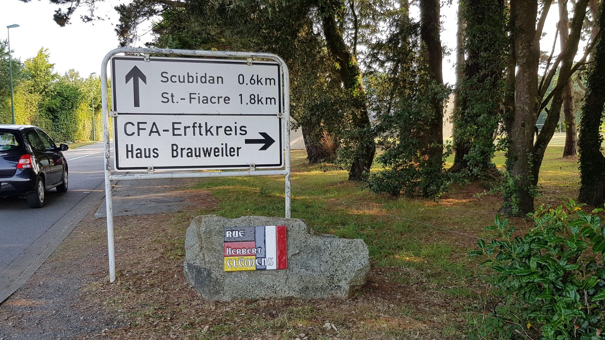 Zu sehen ist ein Verkehrsschild, das den Weg zur Jugendbegegnungsstätte des Rhein-Erft-Kreises in Guidel in Frankreich weist.