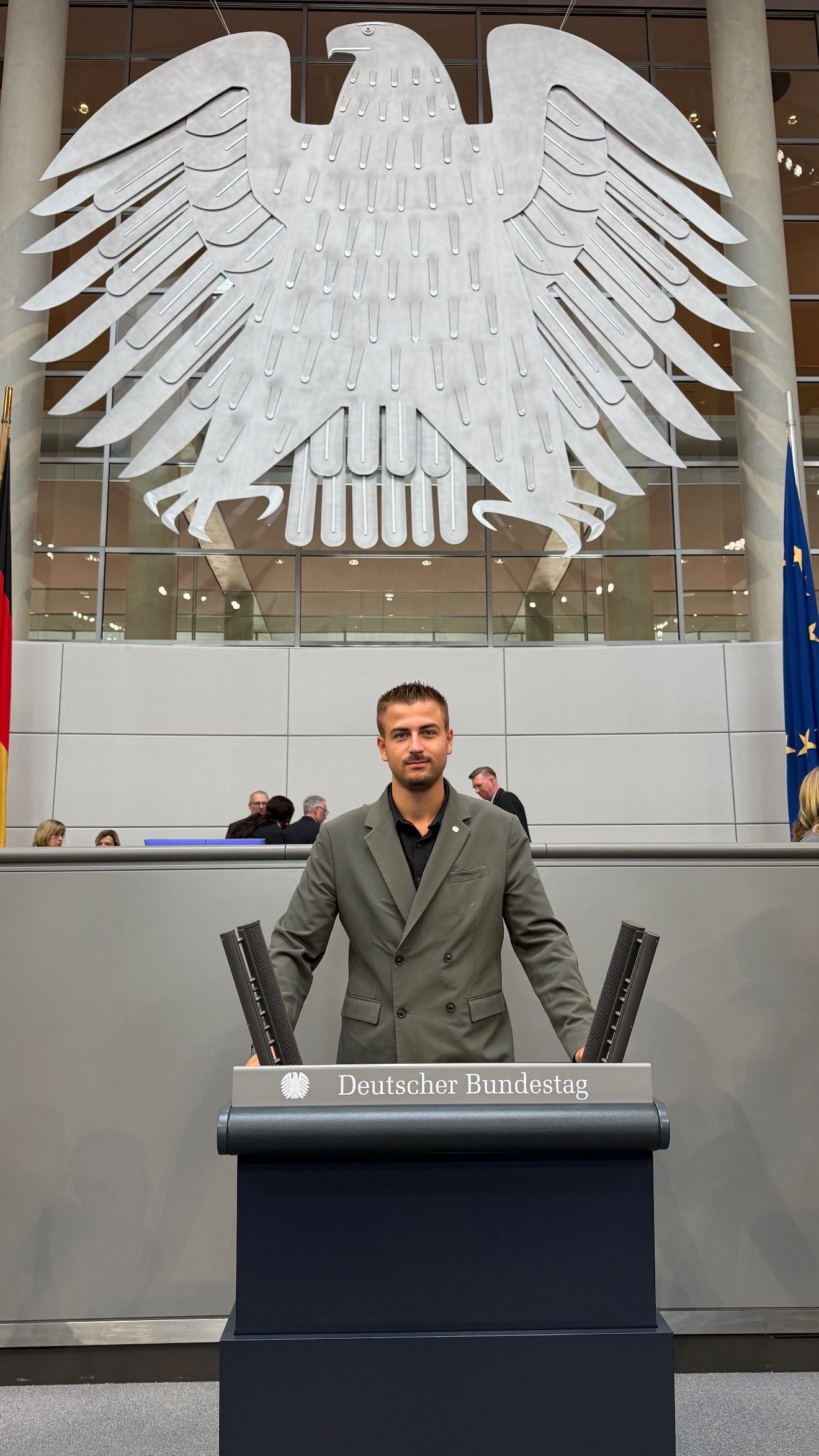 Noah Peters am Rednerpult im Deutschen Bundestag in Berlin.