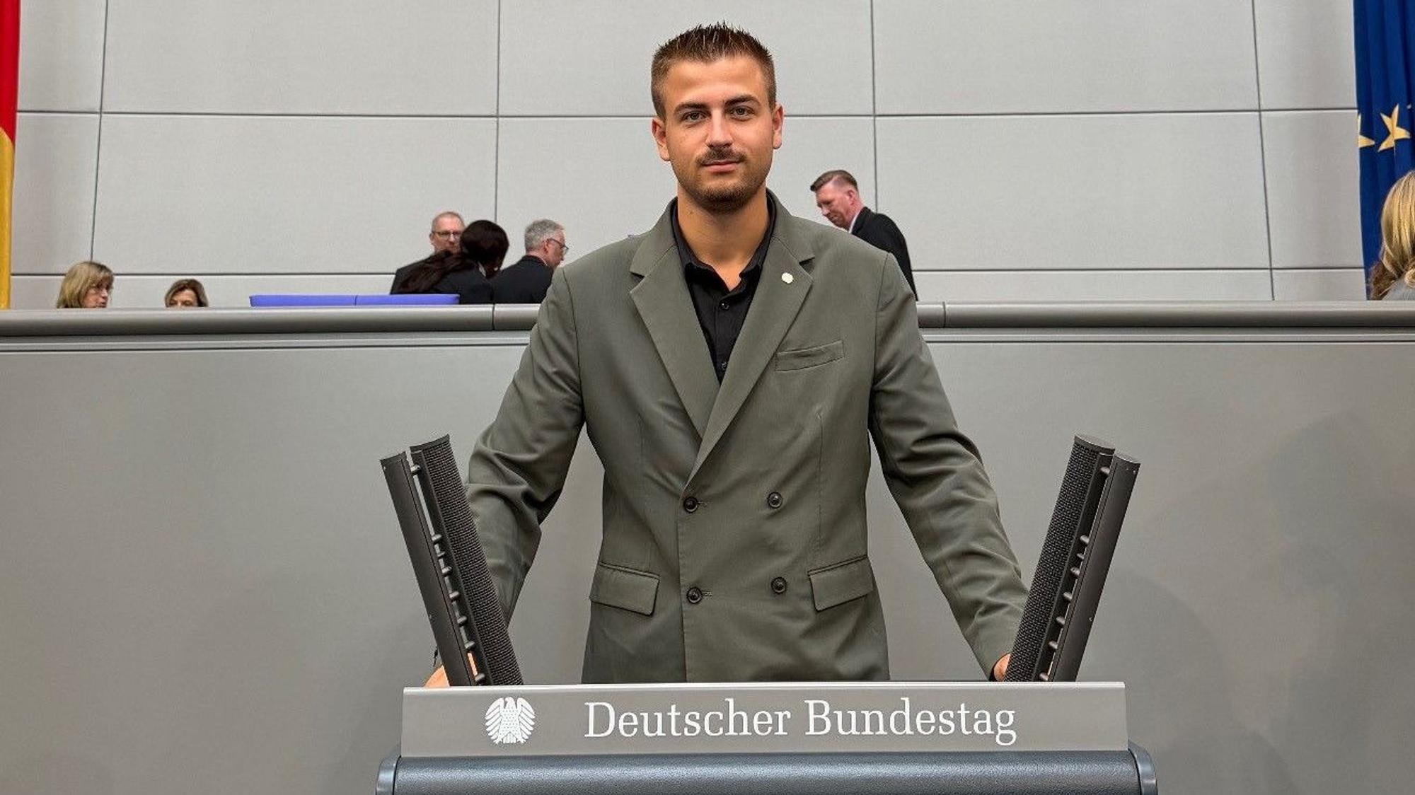 Noah Peters am Rednerpult im Deutschen Bundestag in Berlin.