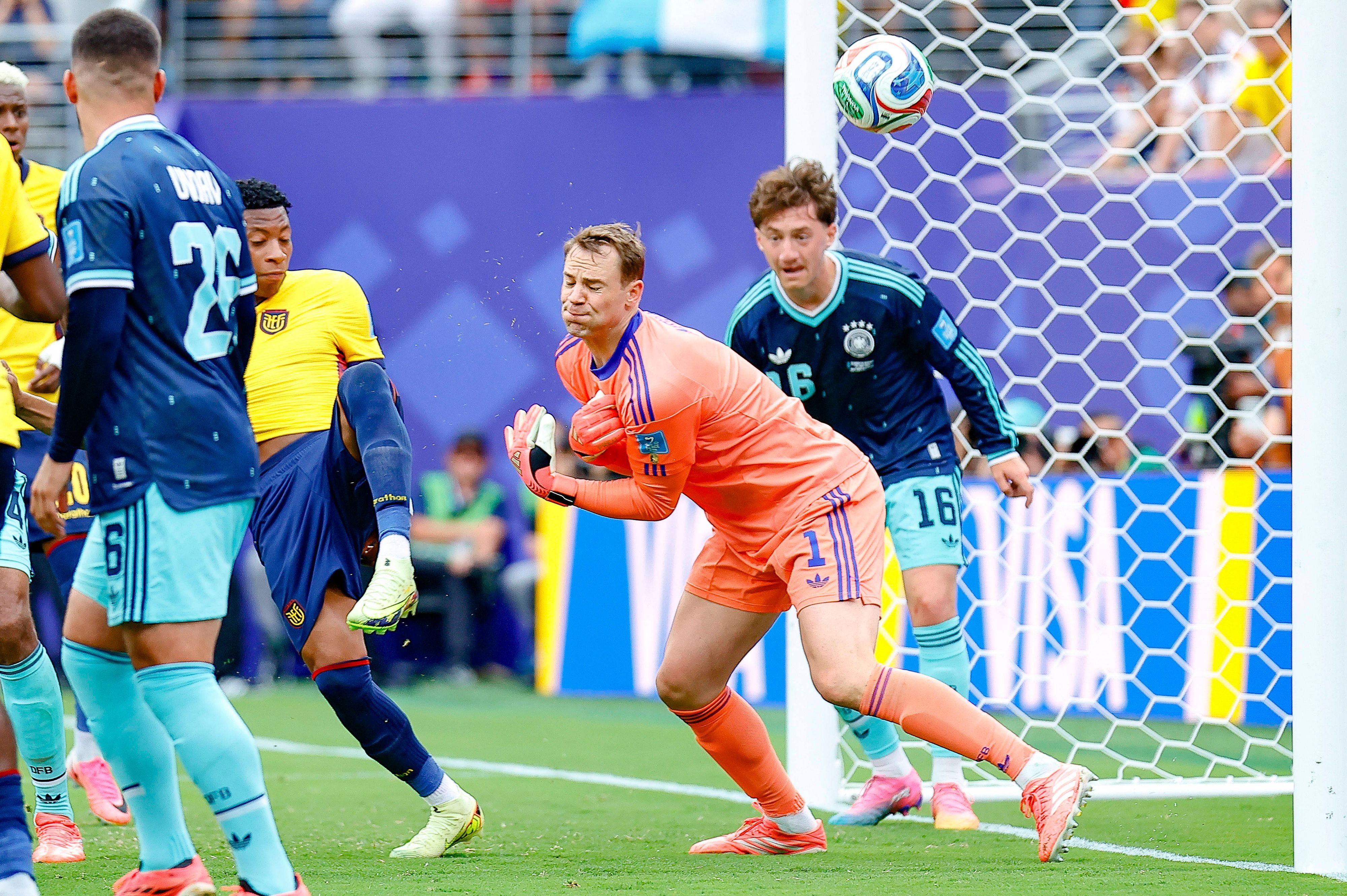 Manuel Neuer greift nach dem Ball. Doch Gonzalo Plata kommt ihm zuvor.