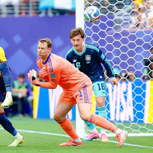 Manuel Neuer greift nach dem Ball. Doch Gonzalo Plata kommt ihm zuvor.