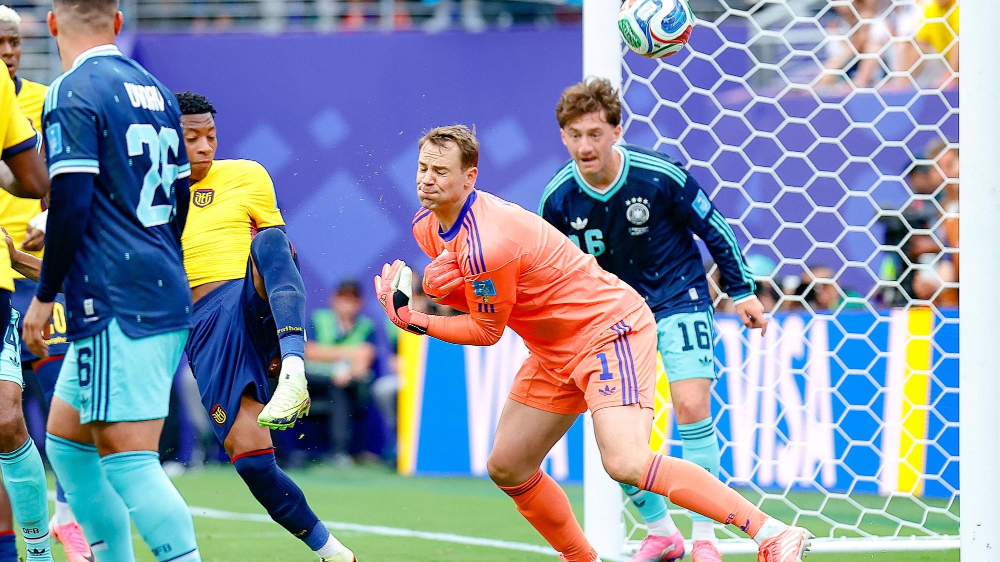 Manuel Neuer greift nach dem Ball. Doch Gonzalo Plata kommt ihm zuvor.