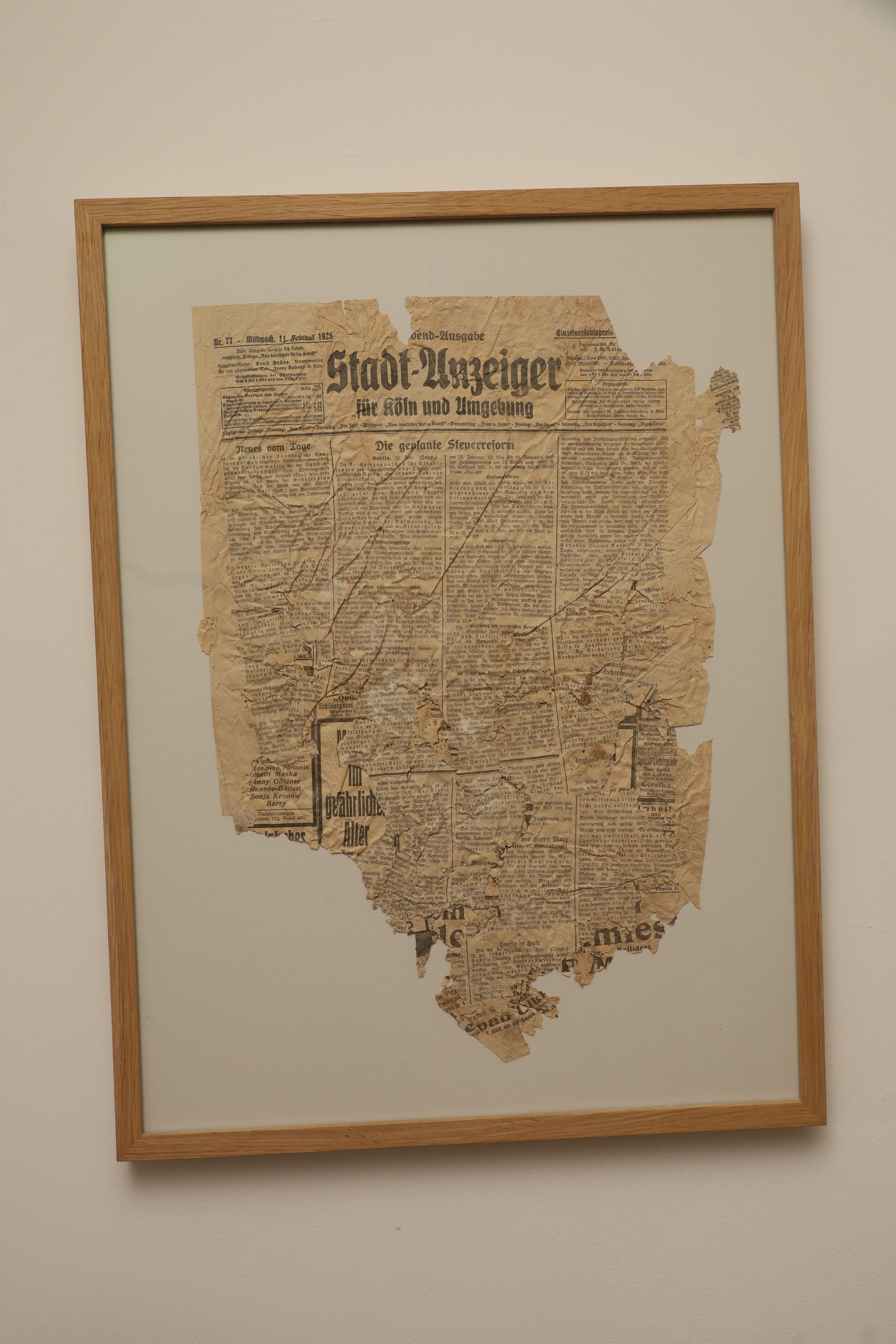 25.06.2026, Köln: Zu 150 Jahre Stadt-Anzeiger: Klettenberger findet Zeitung von 1925 in der Wand.  Foto: Arton Krasniqi