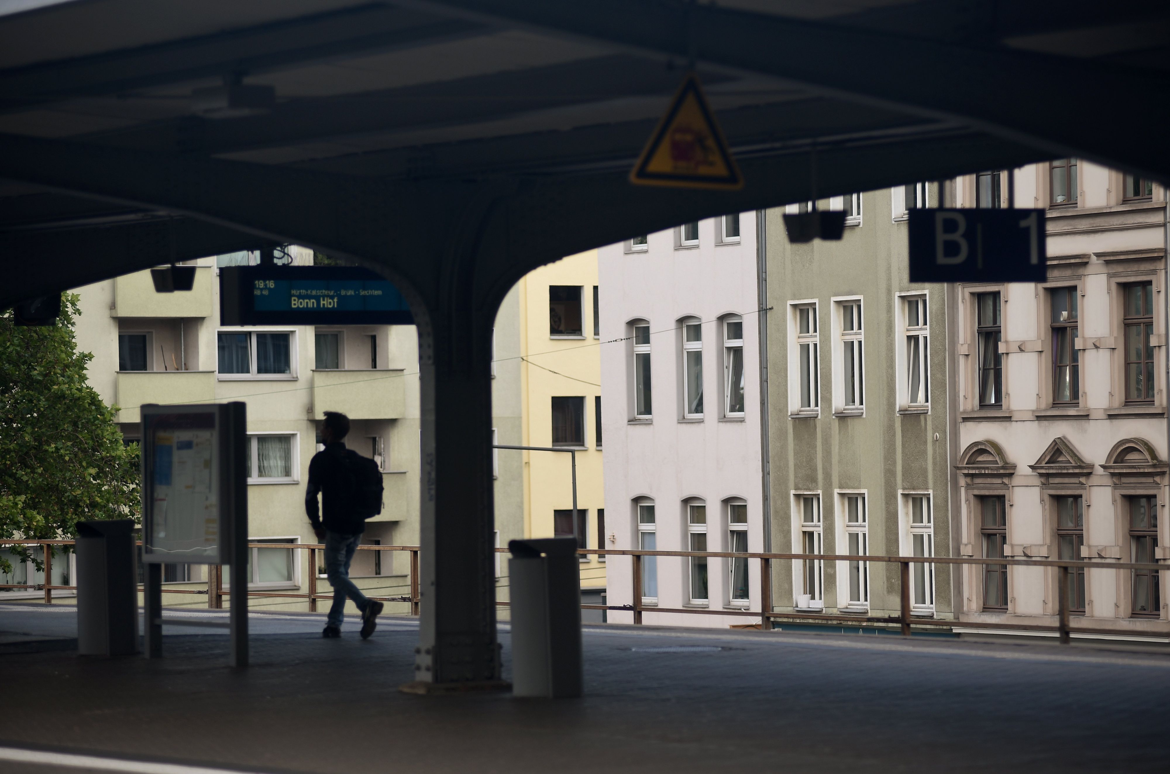 07.07.2021, Köln: Infrastrukturprojekt Westspange der Deutschen Bahn. Ausbau der Strecke zwischen Hansaring und Hürth-Kalscheueren.

Bahnhof Haltestelle Köln Süd


Foto: Csaba Peter Rakoczy