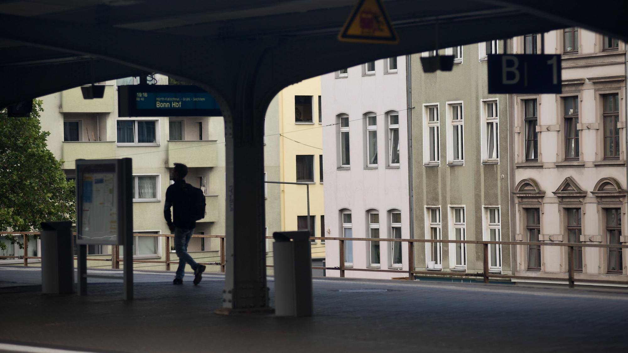 07.07.2021, Köln: Infrastrukturprojekt Westspange der Deutschen Bahn. Ausbau der Strecke zwischen Hansaring und Hürth-Kalscheueren.
Bahnhof Haltestelle Köln Süd
Foto: Csaba Peter Rakoczy