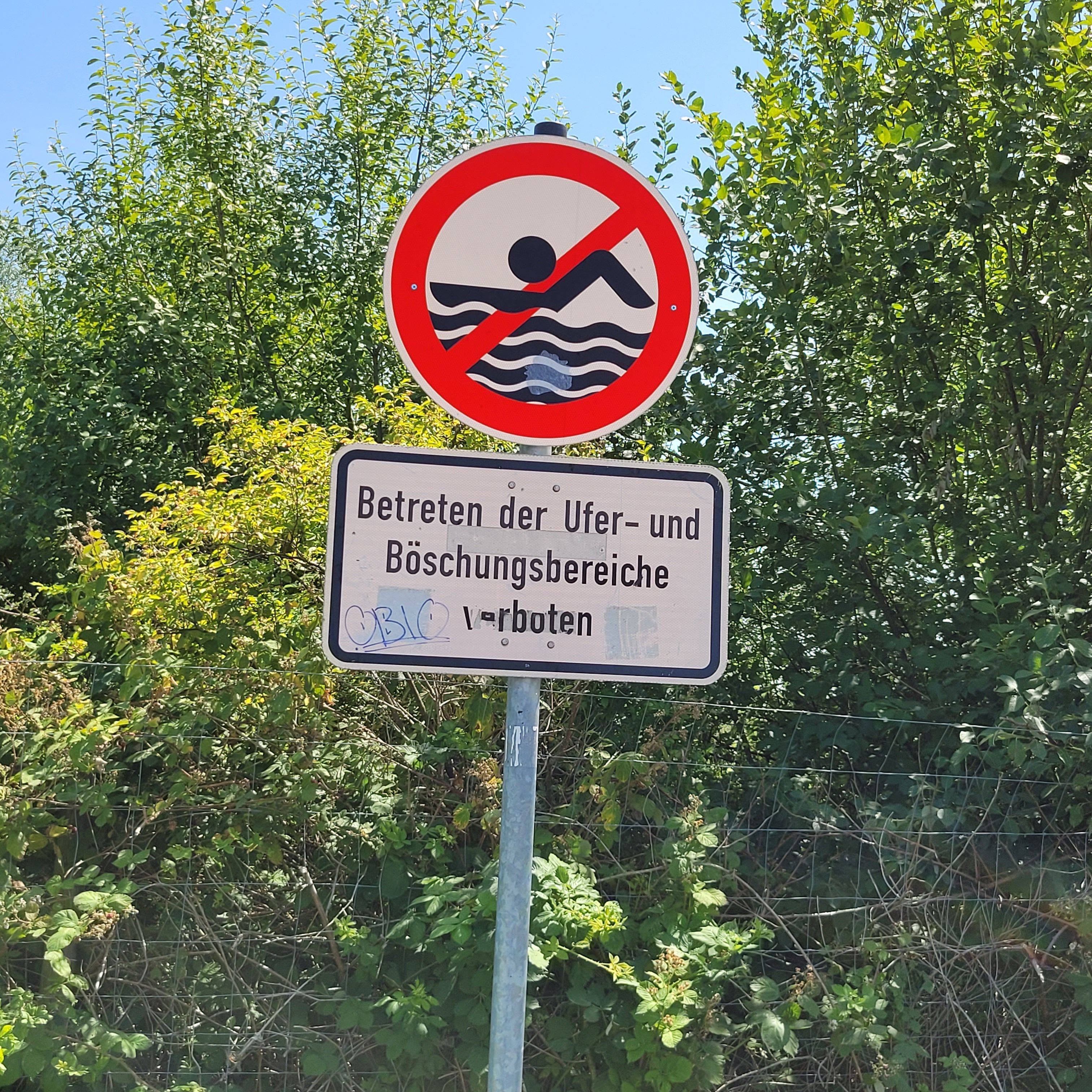 Ein Hinweisschild weist darauf hin, dass es verboten ist, Ufer und Böschung zu betreten.