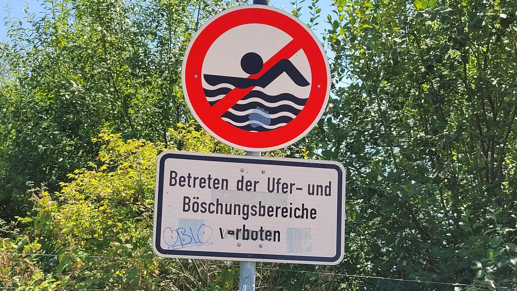 Ein Hinweisschild weist darauf hin, dass es verboten ist, Ufer und Böschung zu betreten.