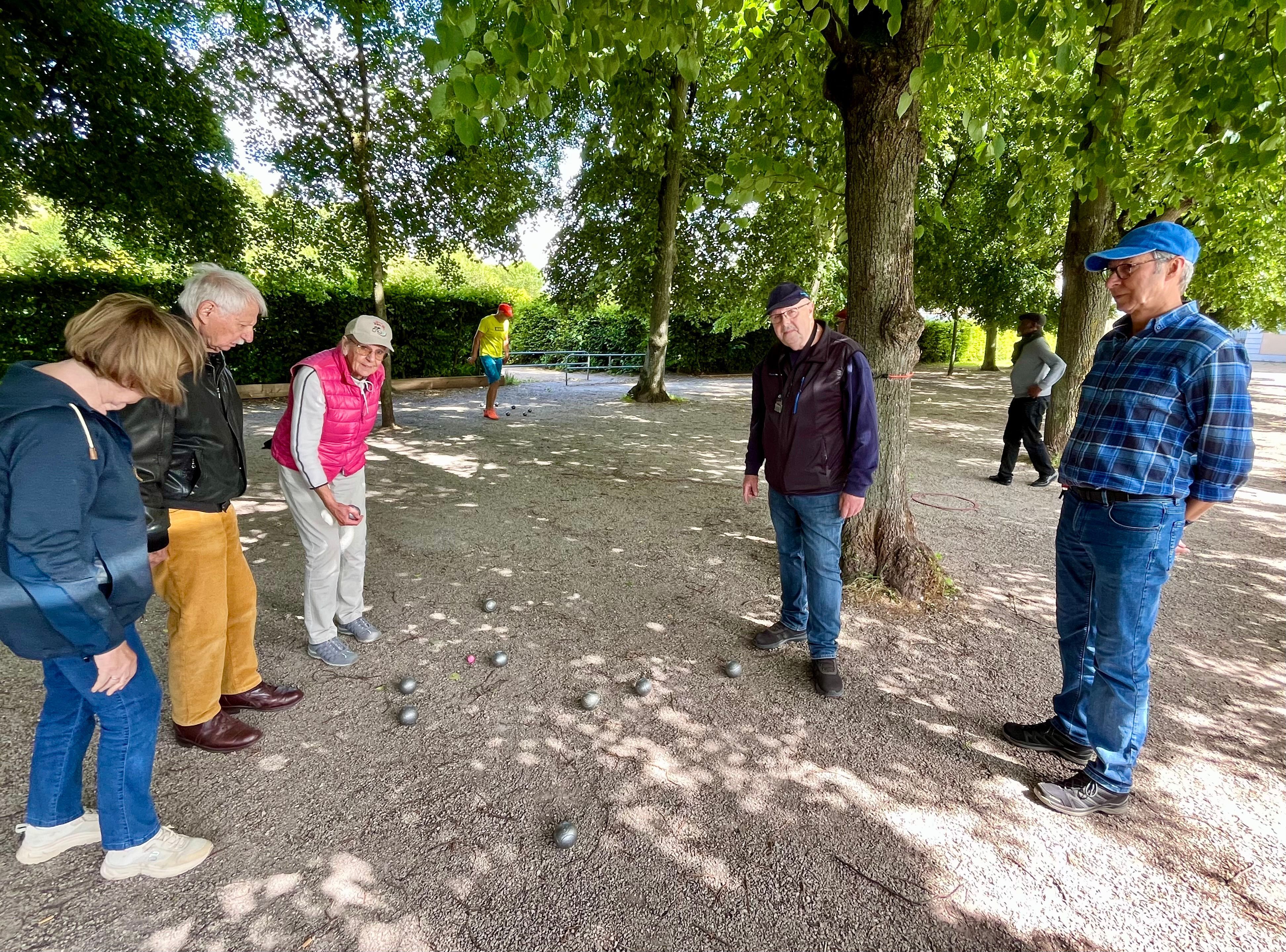 Das Foto zeigt eine Gruppe beim Boulespiel.