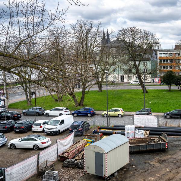 15.03.2026, Köln: Auf diesem Gelände an der Severinsbrücke soll ein Hotel- und Bürogebäude entstehen. Es liegt zwischen der Helenenwallstraße und der Siegburger Straße nördlich der Brücke. Foto: Uwe Weiser