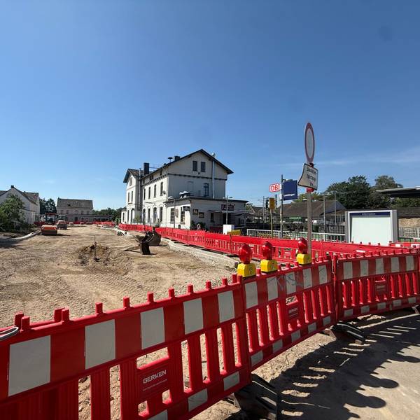 Die Baustelle auf dem Vorplatz am Bahnhof Leichlingen
