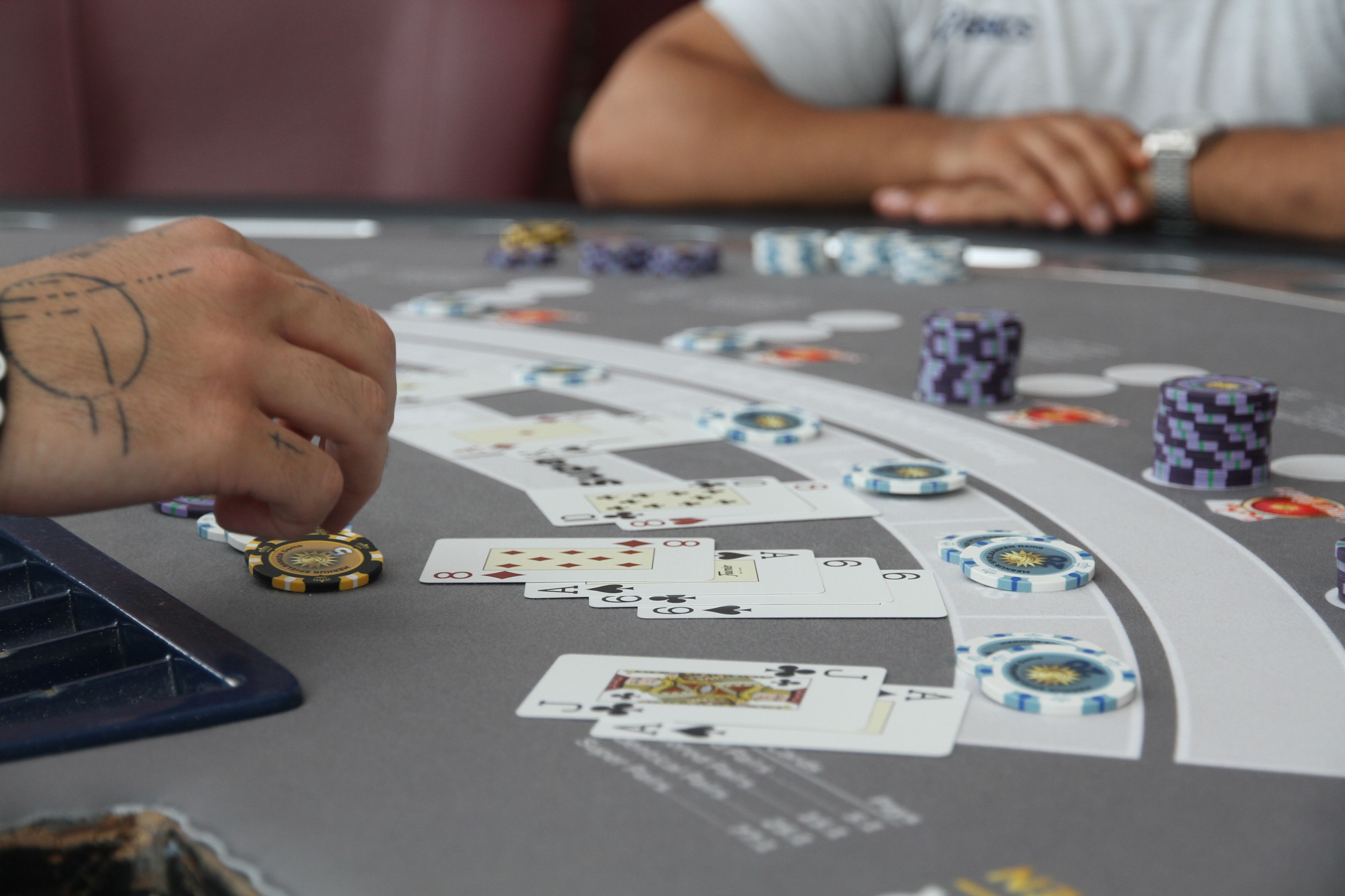 Merkur bildet künftige Mitarbeitende für die neue Spielbank in einem Ausbildungszentrum am Turm aus, Black Jack