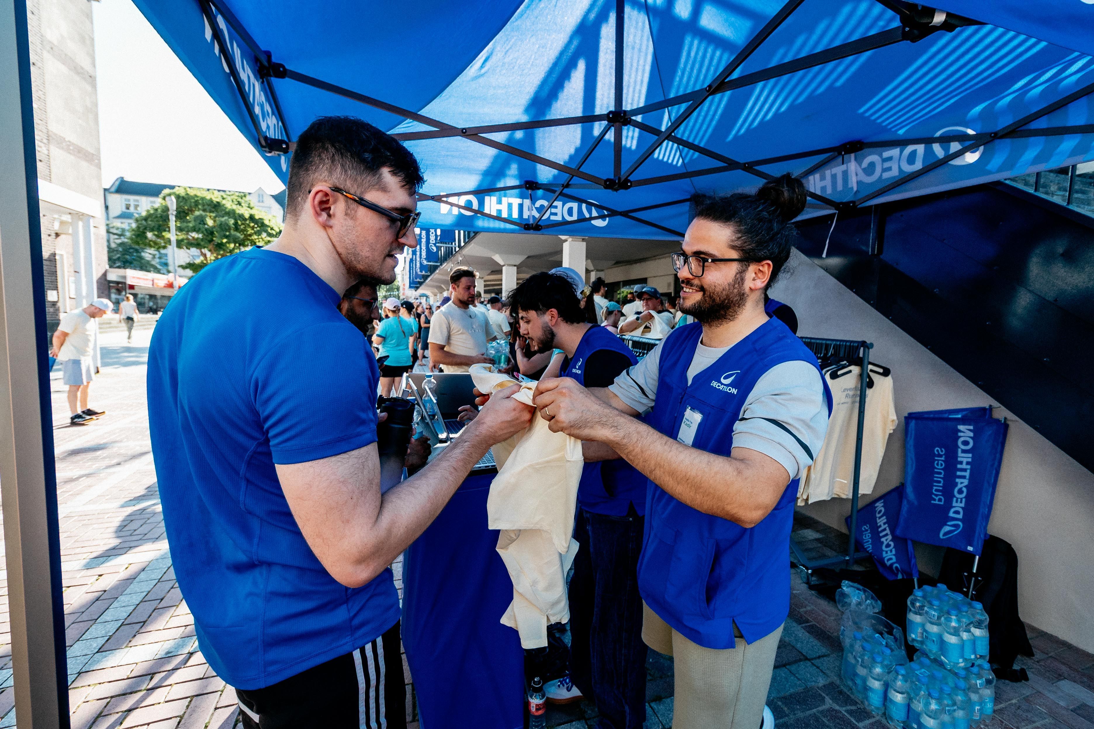 Ein Gratis-Trikot von Decathlon wird überreicht.