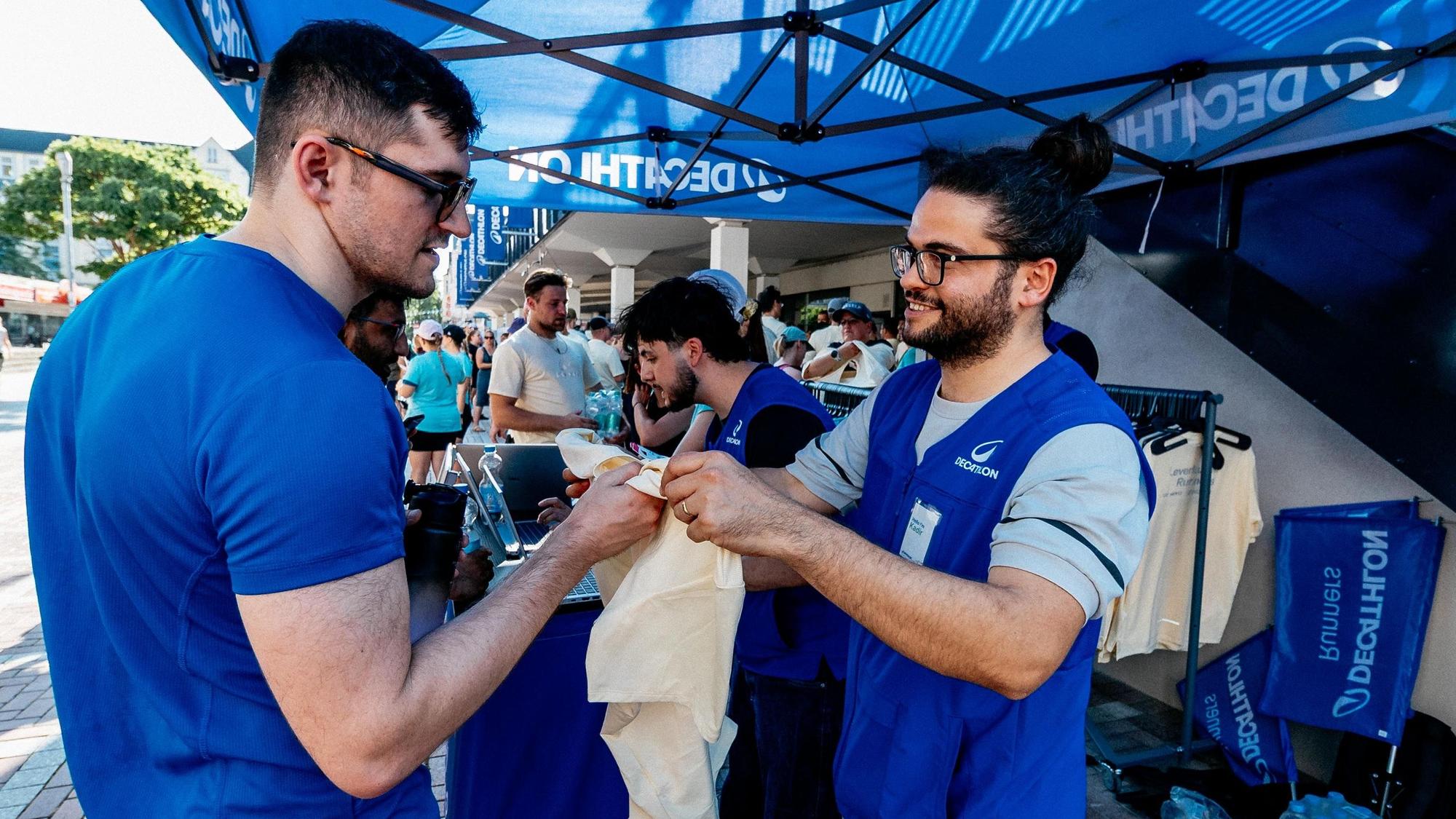 Ein Gratis-Trikot von Decathlon wird überreicht.