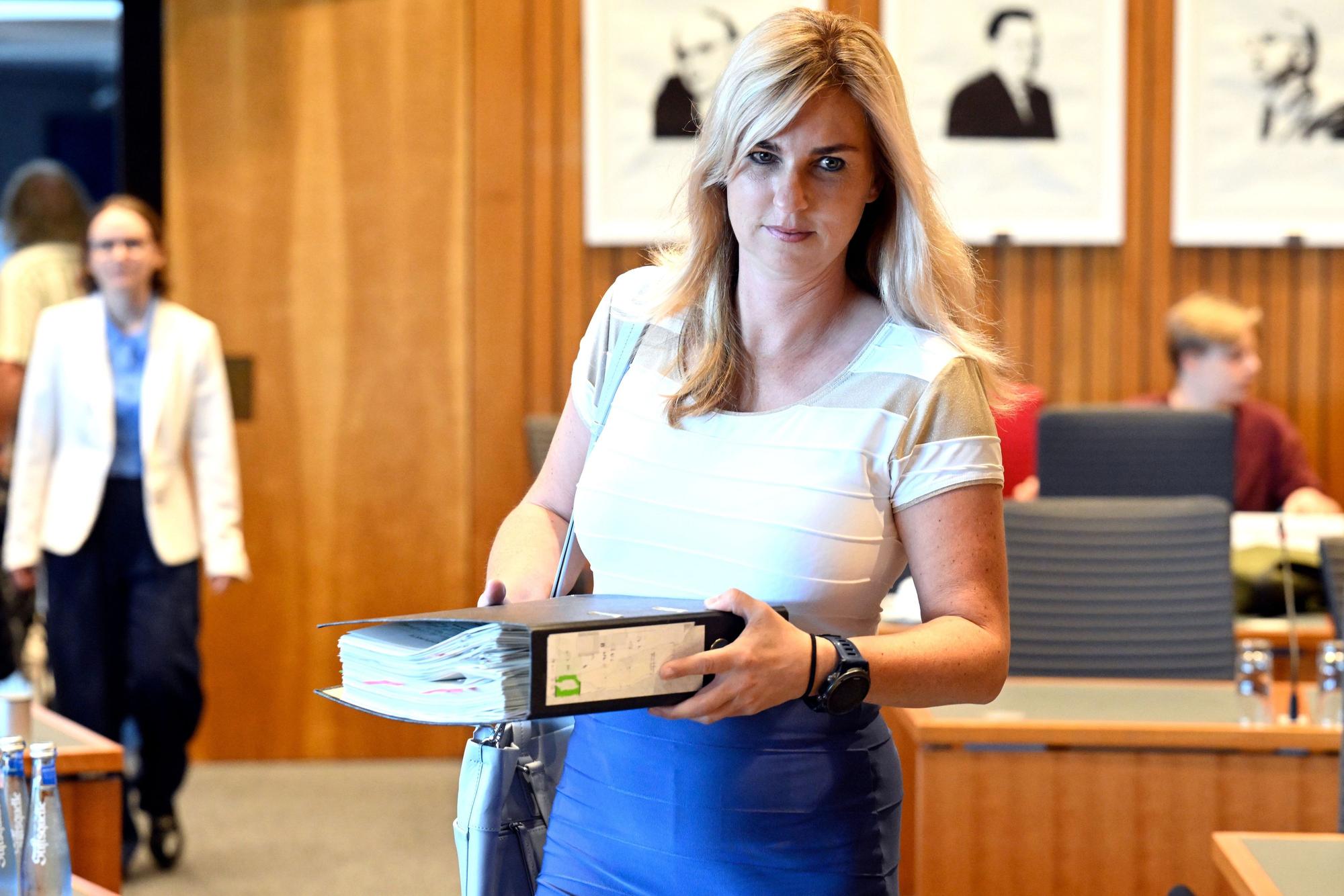 26.06.2026, Nordrhein-Westfalen, Düsseldorf: Daniela Lesmeister (CDU), Staatssekretärin im Innenministerium von Nordrhein-Westfalen, wartet auf den Start des Landtagsuntersuchungsausschusses zum Terroranschlag in Solingen, um als Zeugin auszusagen. Die Abgeordneten wollen über mögliche Versäumnisse der Landesregierung im Kontext des Anschlages machen. Foto: Roberto Pfeil/dpa +++ dpa-Bildfunk +++