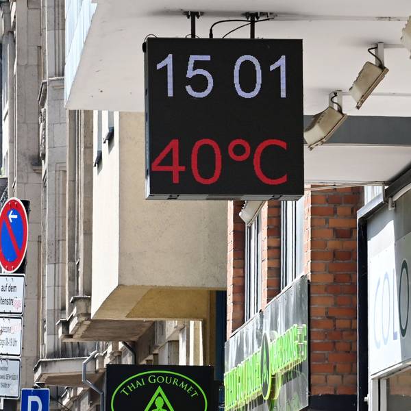 Das Thermometer der Colonia-Apotheke auf dem Ubierring in Köln zeigt 40 Grad an.