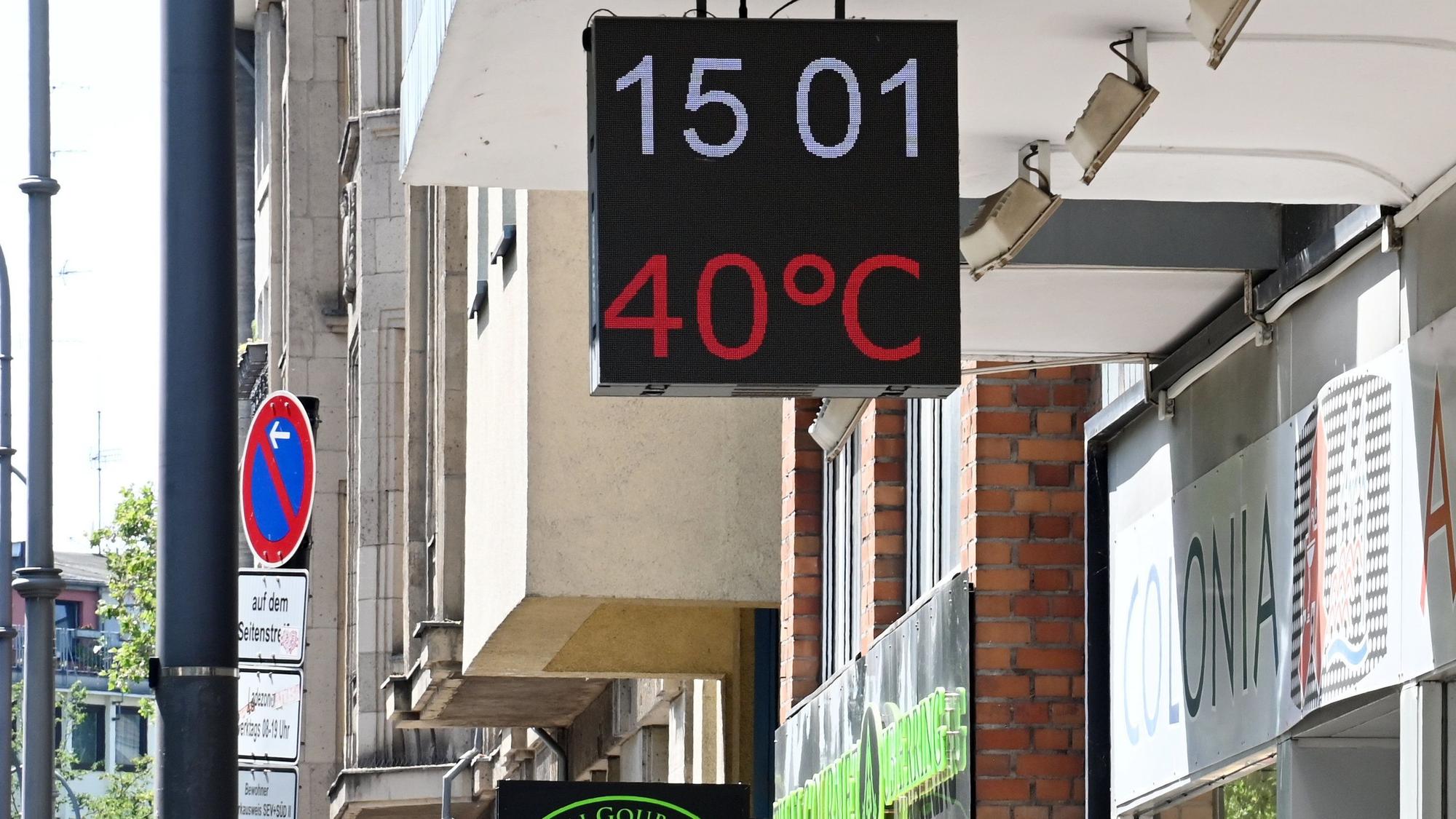 Das Thermometer der Colonia-Apotheke auf dem Ubierring in Köln zeigt 40 Grad an.