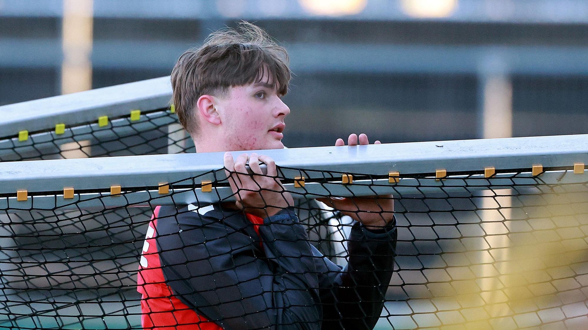 Lukas Potocnik trägt beim Training ein Tor.