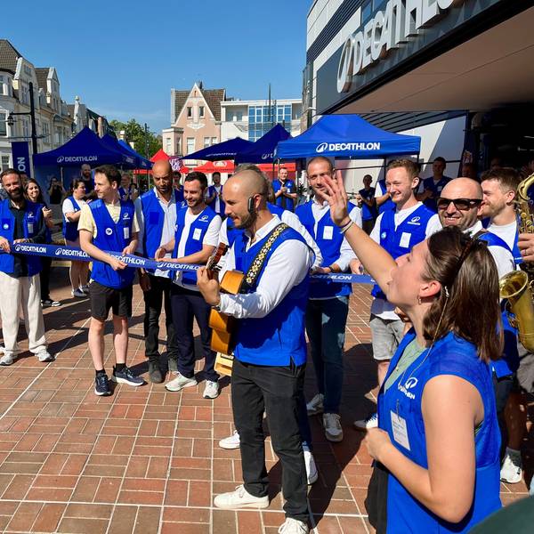 Die Band beim Durchschneiden des Bands zur Eröffnung von Decathlon