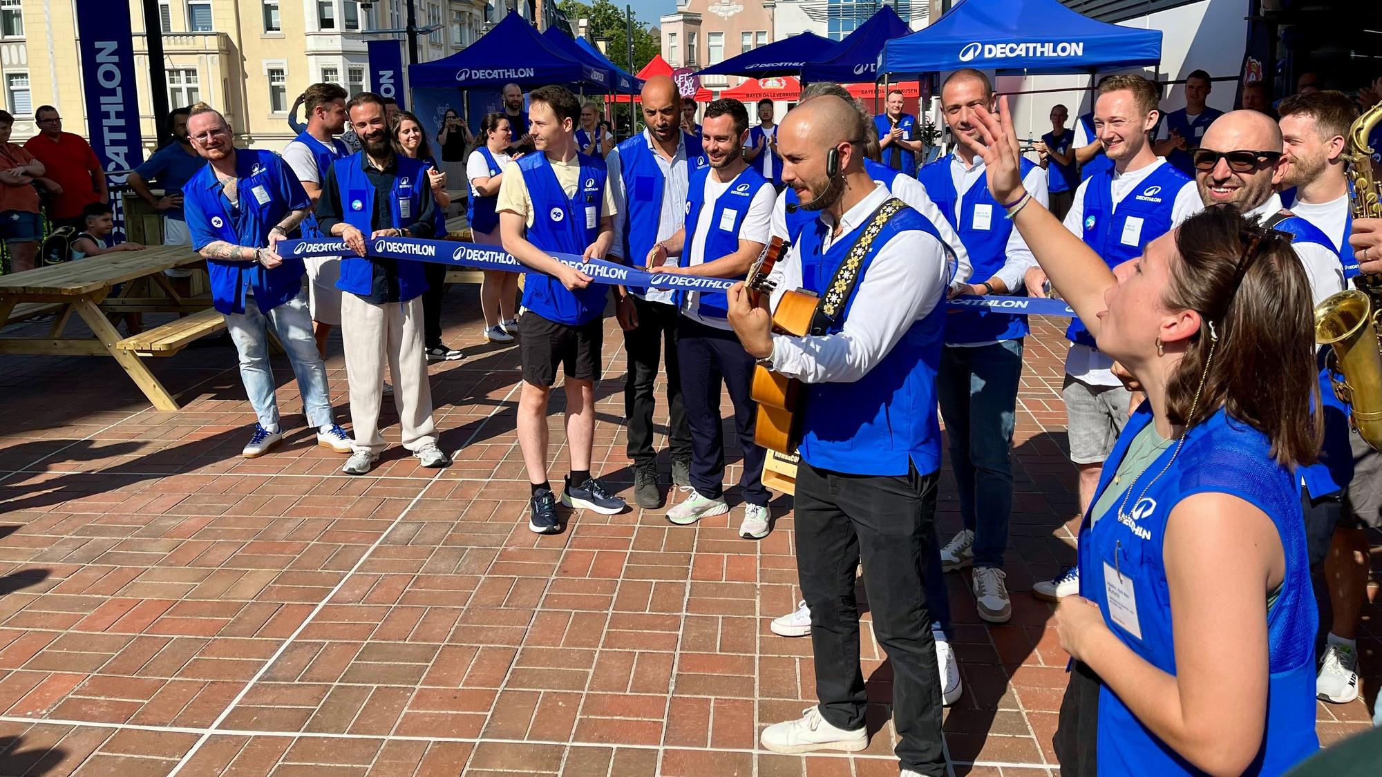 Die Band beim Durchschneiden des Bands zur Eröffnung von Decathlon