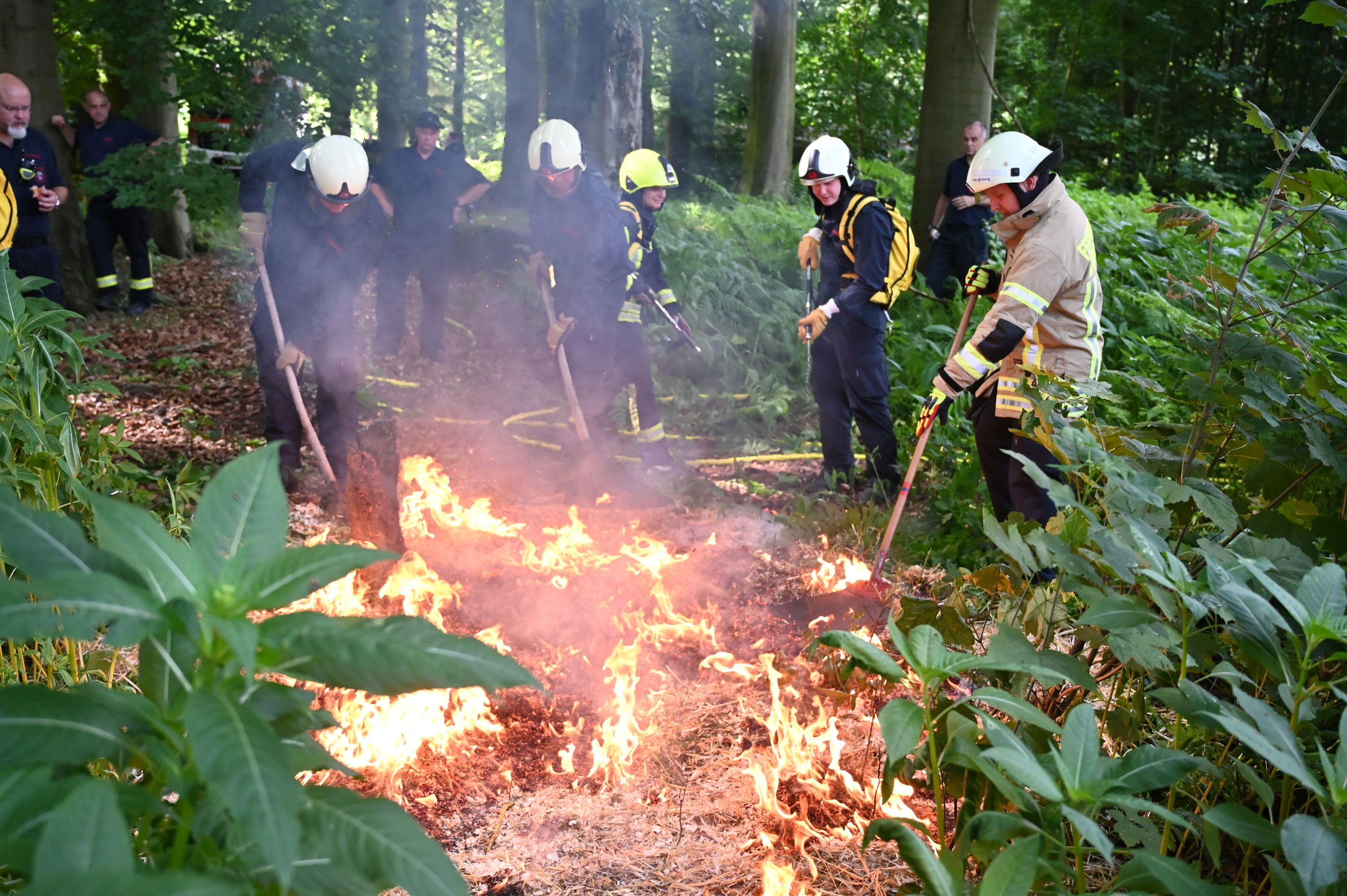 Feuerwehrleute trainieren den Kampf gegen Wald- und Flächenbrände, hier am Wochenende in Leichlingen.