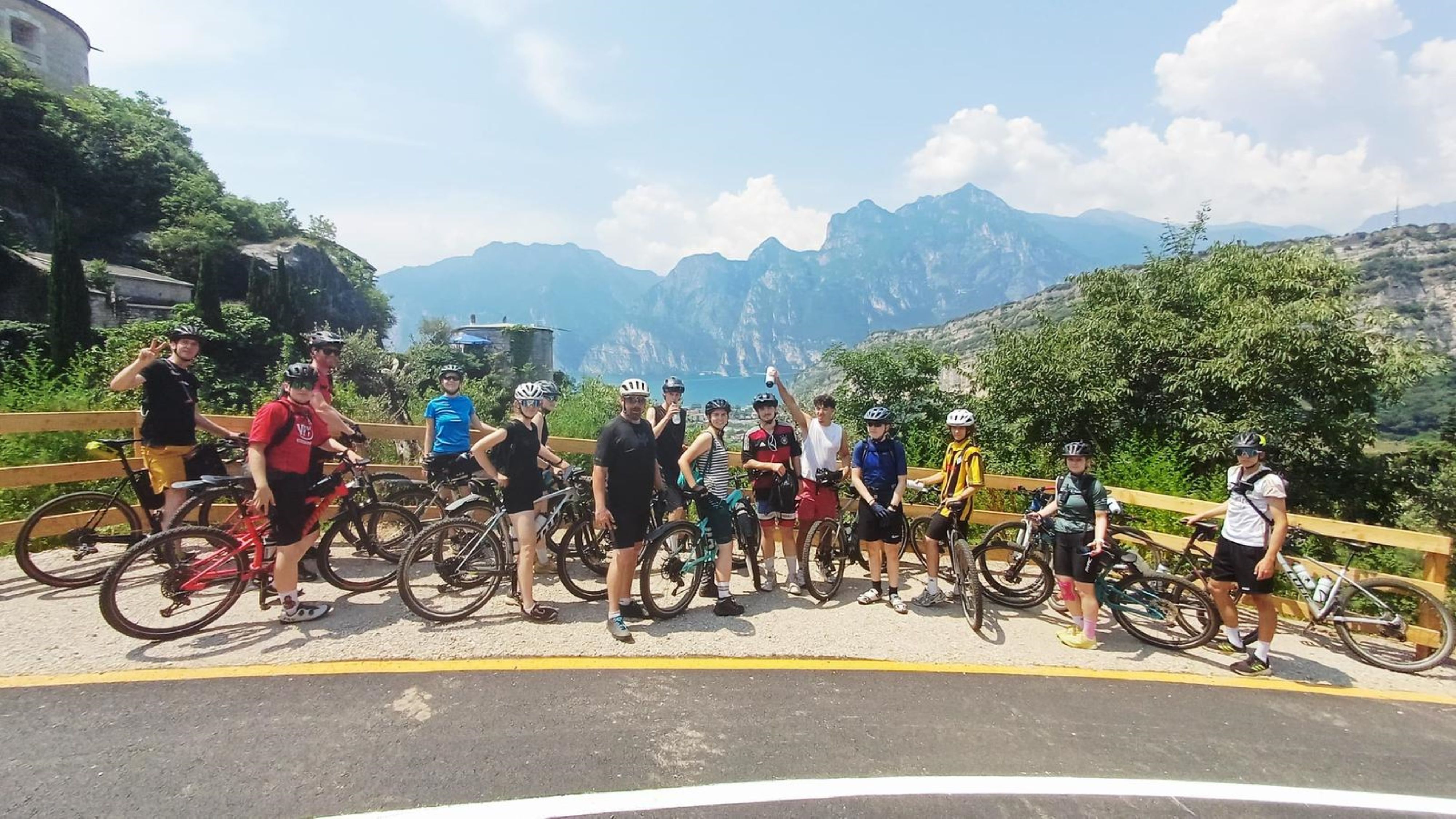 Bild einer Fahrradgruppe in den Alpen