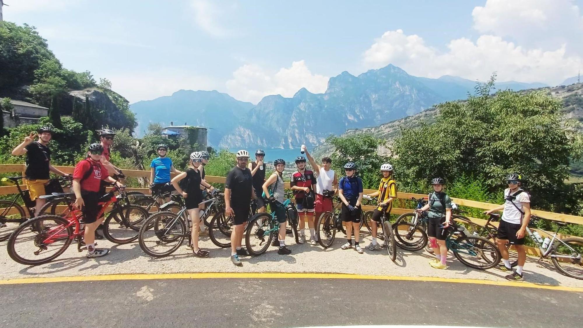 Bild einer Fahrradgruppe in den Alpen
