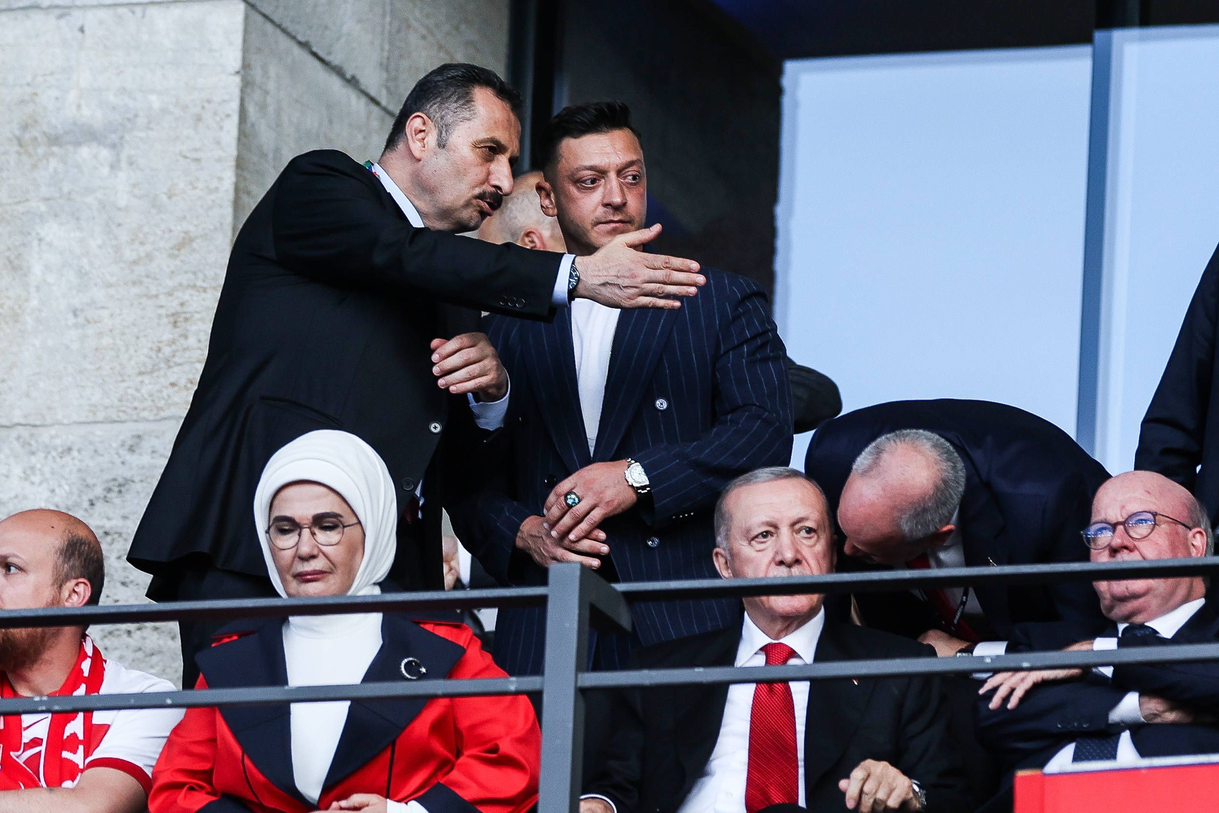 Mesut Özil (Mitte) besuchte gemeinsam mit dem türkischen Präsidenten Recep Tayyip Erdoğan ein EM-Spiel der Türkei in Berlin im Jahr 2024.