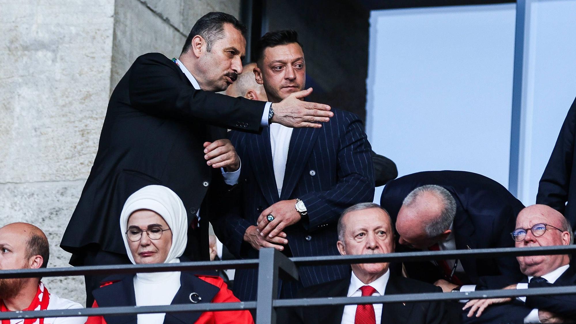 Mesut Özil (Mitte) besuchte gemeinsam mit dem türkischen Präsidenten Recep Tayyip Erdoğan ein EM-Spiel der Türkei in Berlin im Jahr 2024.