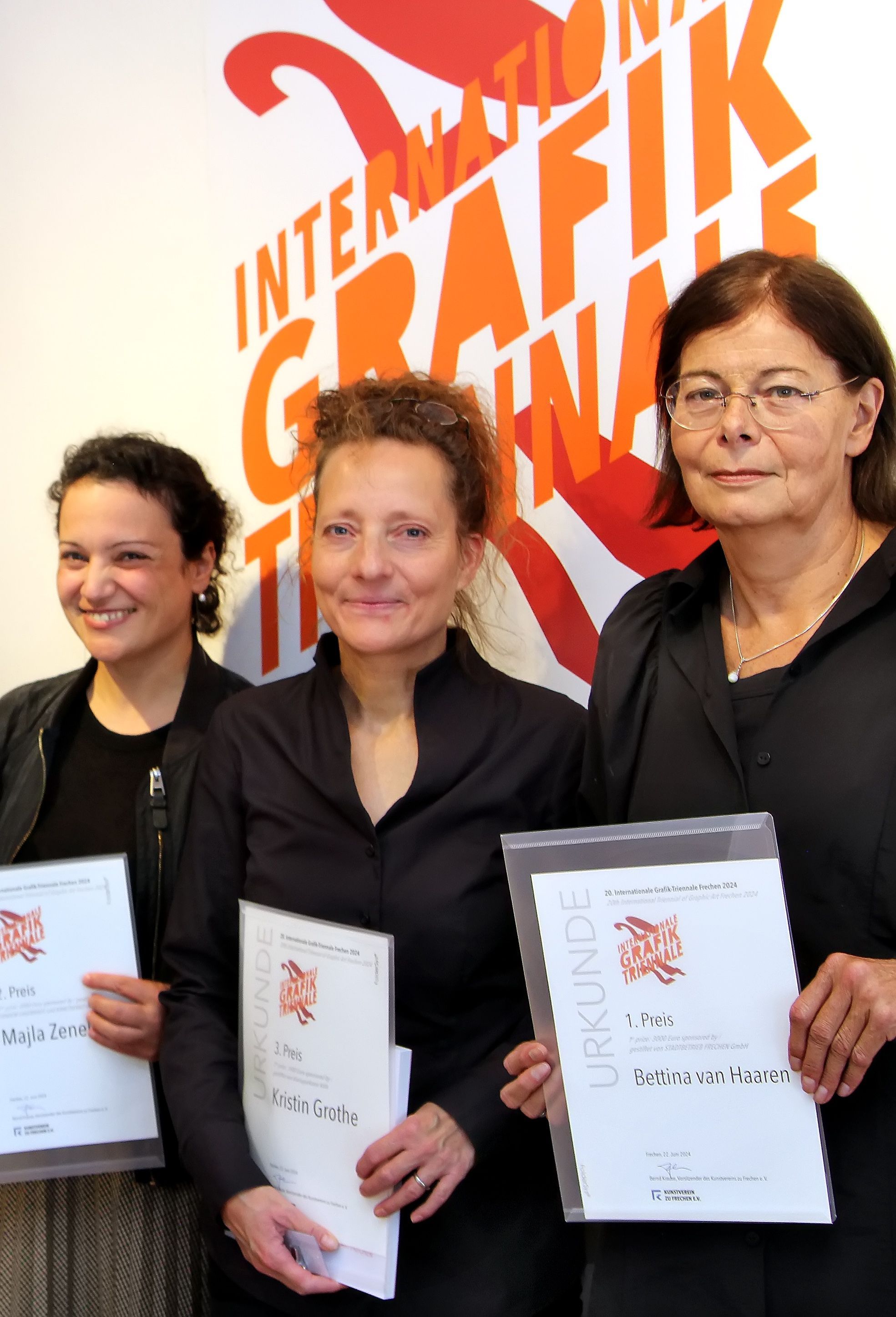 Auf dem Bild sind die drei Preisträgerinnen der Triennale 2024 zu sehen.
