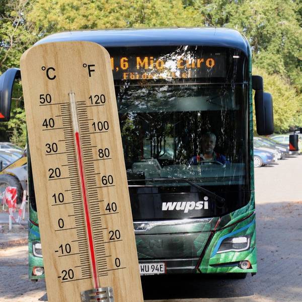Ein Thermometer vor einem Wupsi-Bus zeigt 36 Grad Celsius an.