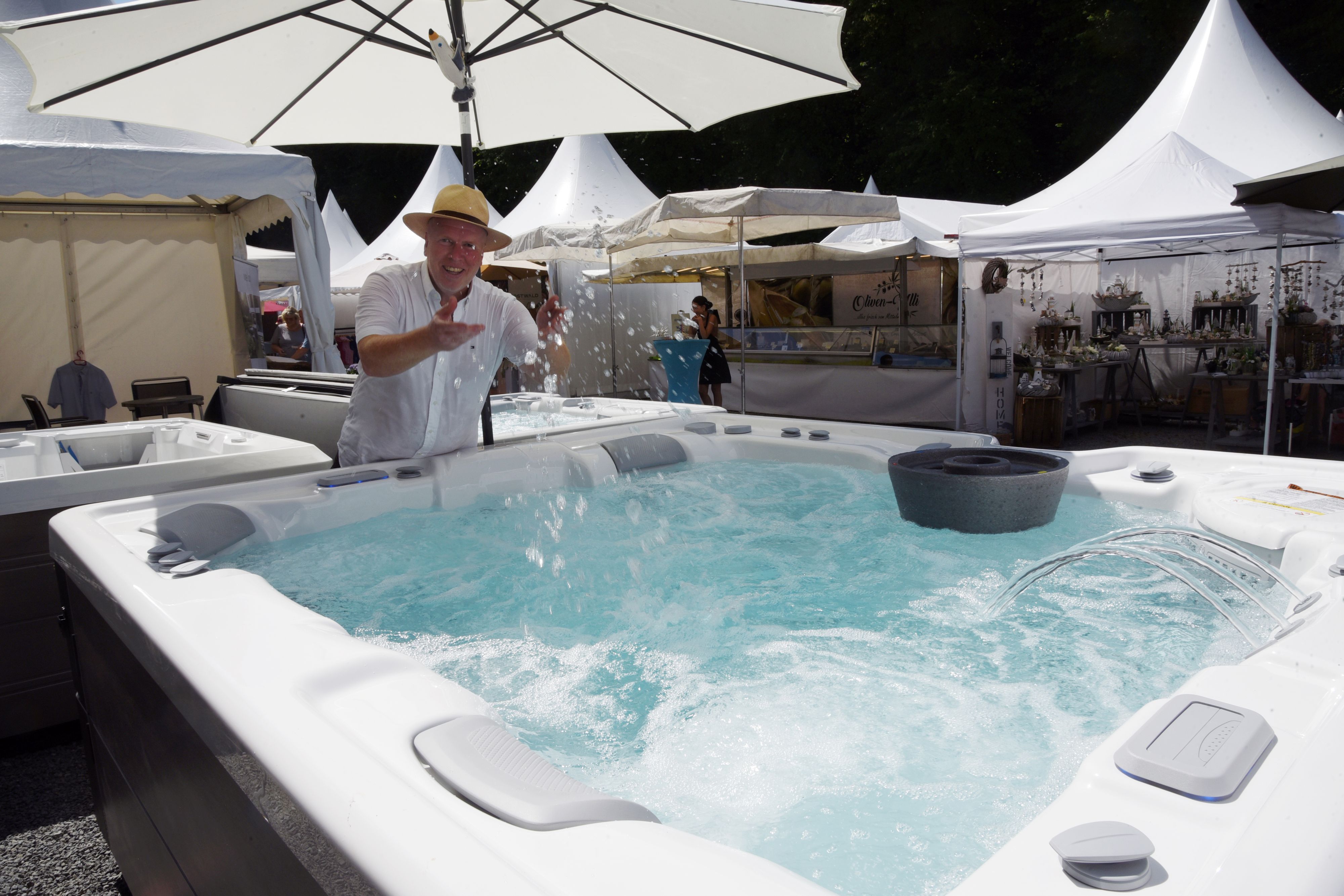 Hinein ins kühle Nass: Besonders die Pools trafen angesichts der gestrigen Bullenhitze bei der Landpartie auf großes Interesse.
