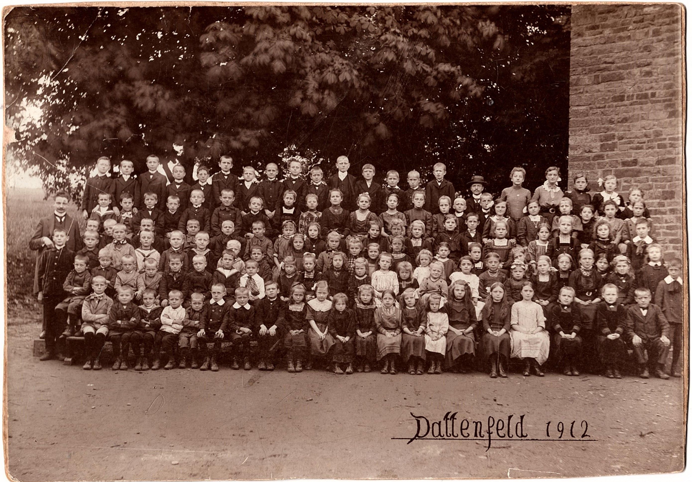Drei ehemalige Volksschulen gibt es Windeck-Dattenfeld. Volksschule Dattenfeld 1912. Zu der Zeit waren Franz Lückeroth als Hauptlehrer, Hugo Recht als Schulamtsbewerber und Else Pohlmann als Lehrerin an der Schule.