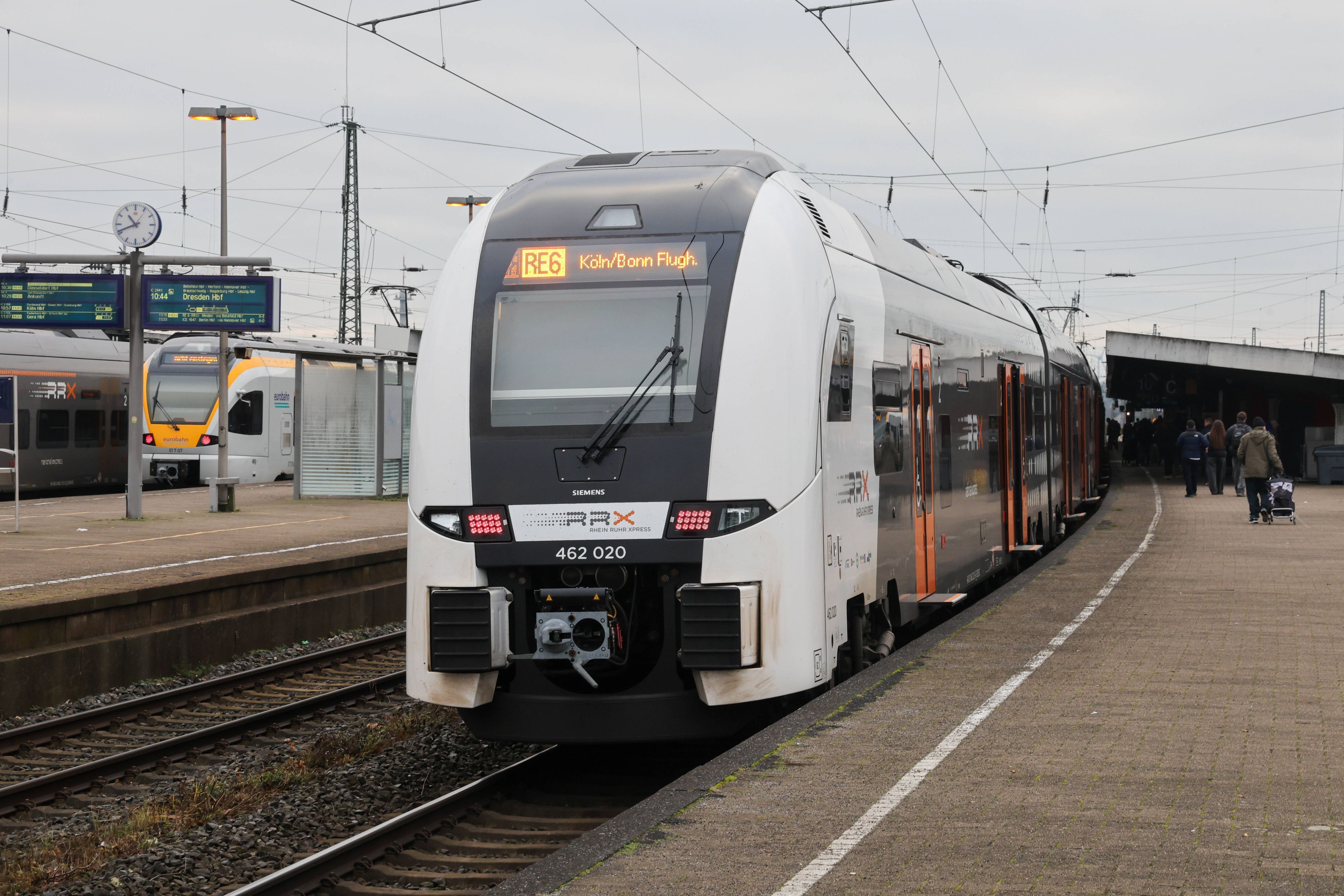 Ganz-NRW-betroffen-F-nf-Bahnlinien-fallen-Samstag-wegen-Hitze-stundenlang-aus