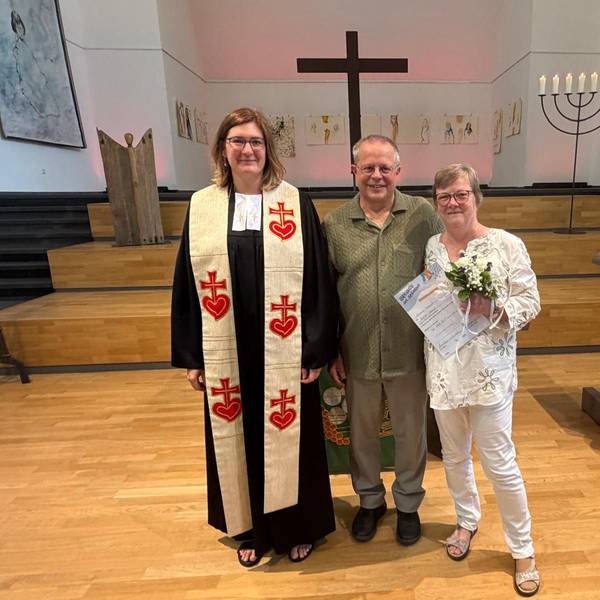 Pfarrerin Jutta Weigler mit Susanne Tomasic und Zeljko Tomasic