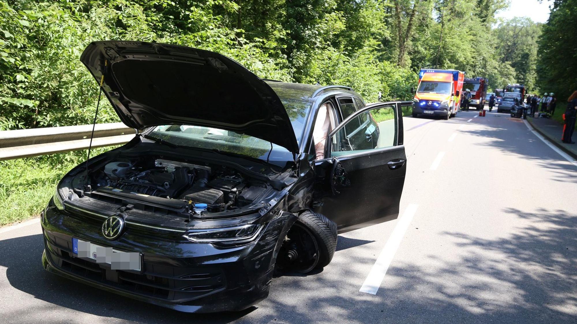 Ein Auto mit Schäden, ein Vorderrad ist abgerissen.