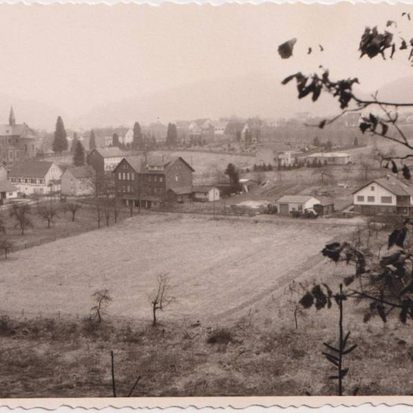 Drei ehemalige Volksschulen gibt es Windeck-Dattenfeld. das lang gezogene Fachwerkhaus links ist Schule Nr. 2, der große Backsteinbau in der Mitte Schule Nr. 3, unterhalb vom Siegtaldom war Schule Nr. 1. Die heutige Schule Nr. 4 liegt hinter dem Siegtaldom.
