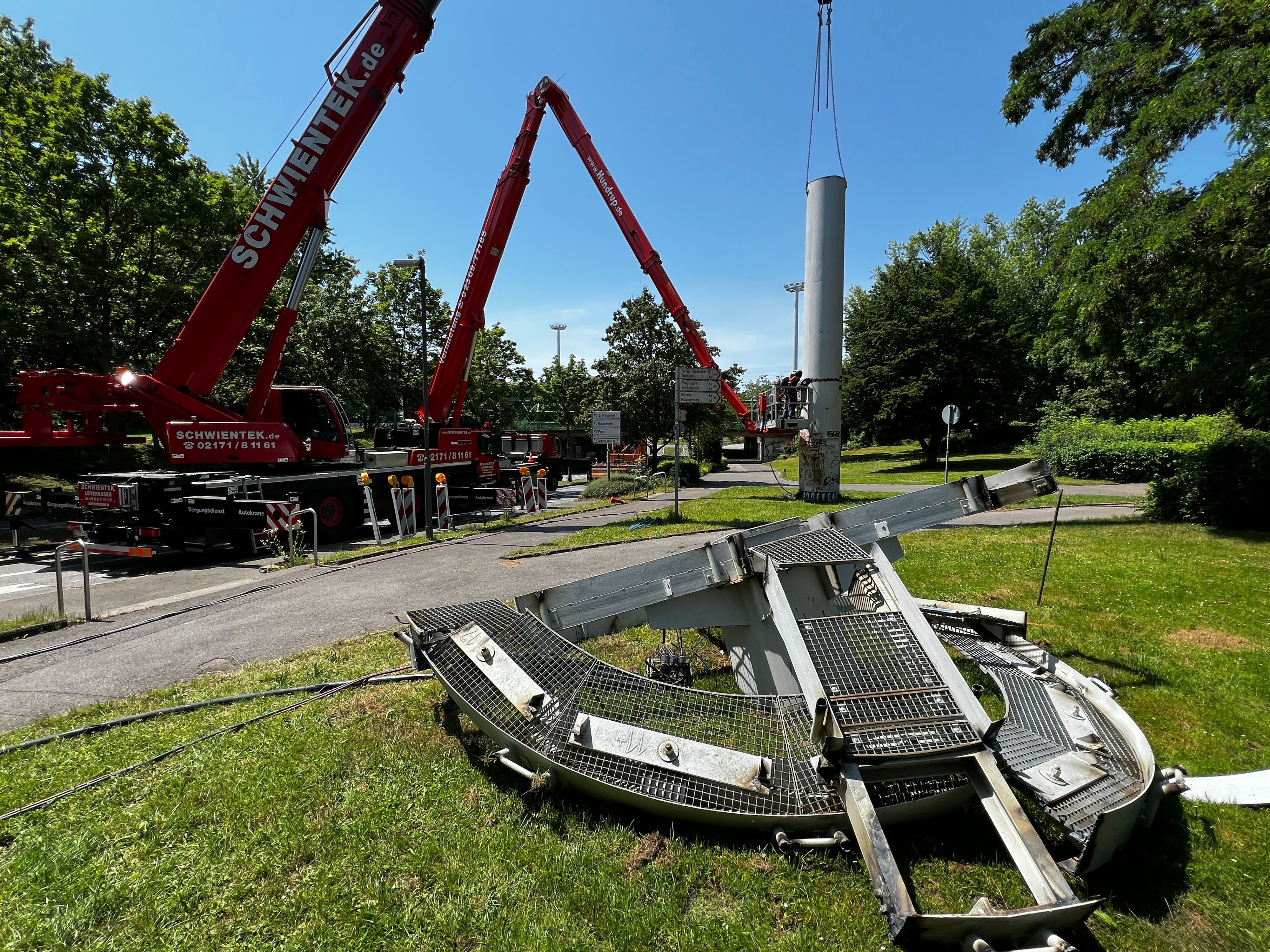 Einer der 35 Meter hochen Lichtmasten in der Leverkusener City wird demontiert.