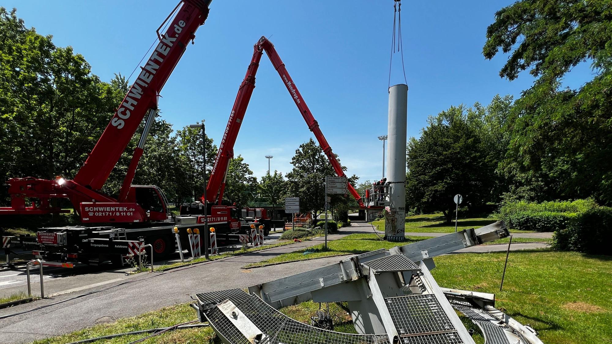 Einer der 35 Meter hochen Lichtmasten in der Leverkusener City wird demontiert.