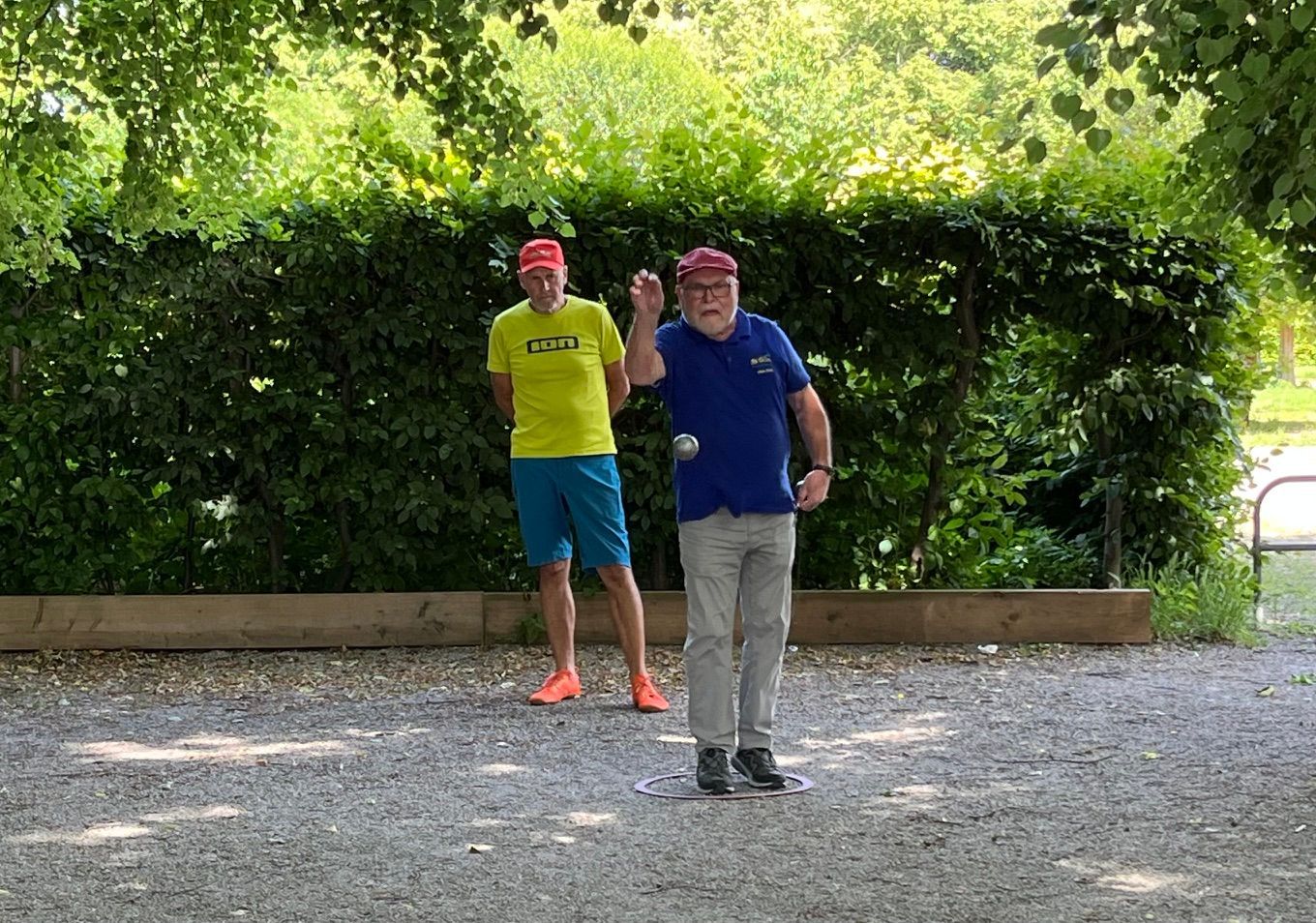 Das Foto zeigt Hans Peter Breuer beim Wurf einer Metallkugel.