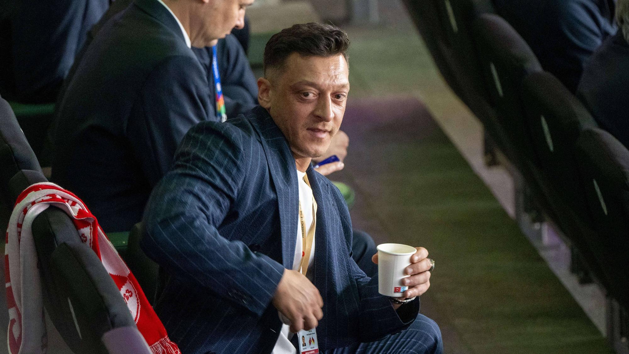Mesut Özil lauf der Tribüne.