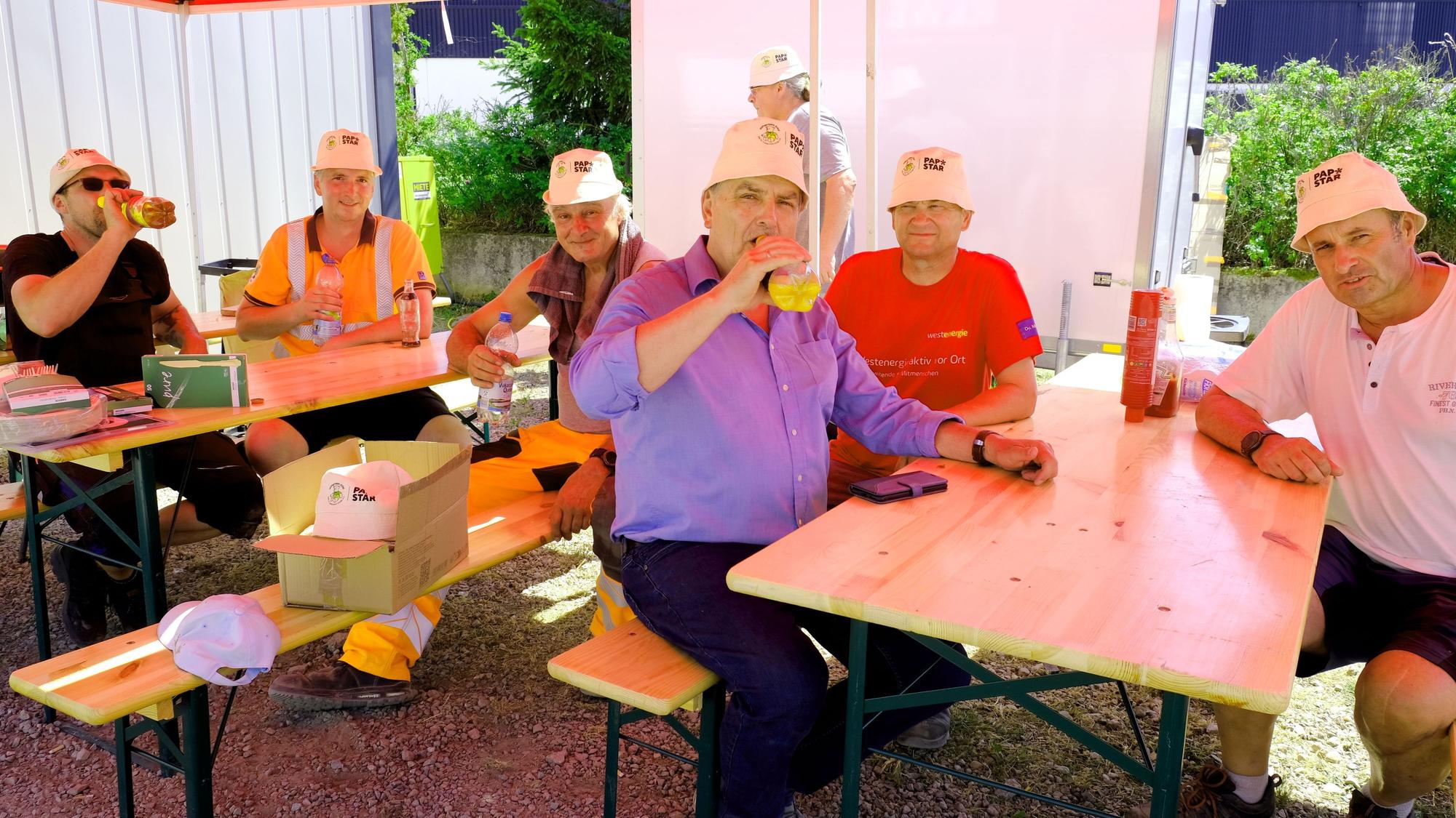 Das Bild zeigt die Mitglieder der Hilfsgruppe und des Bauhofs bei einer kurzes Verschnaufpause.