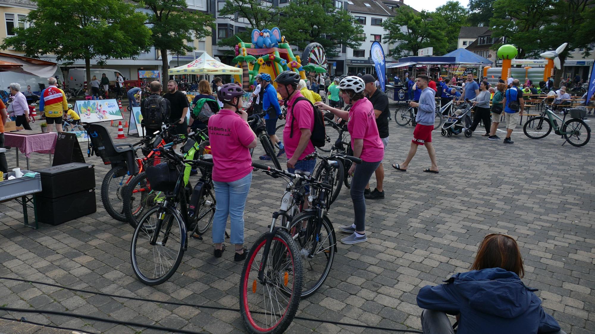 Kinder und Erwachsene mit ihren Fahrrädern auf dem Kinderfest am Eitorfer Marktplatz