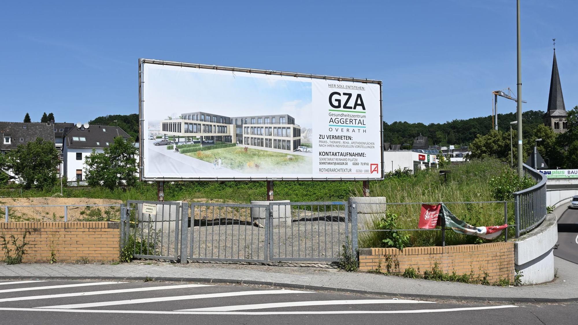 Auf dem Grundstück, wo das Gesundheitszentrum entstehen soll, steht ein Schild mit Visualisierung des Gebäudes.