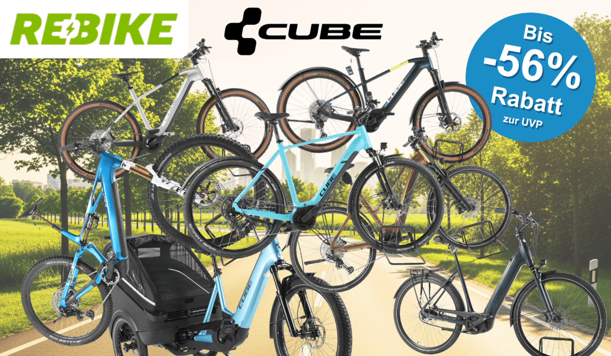 E-Bikes und Fahrräder der Marke Cube vor dem Hintergrund einer sonnigen Landstraße.