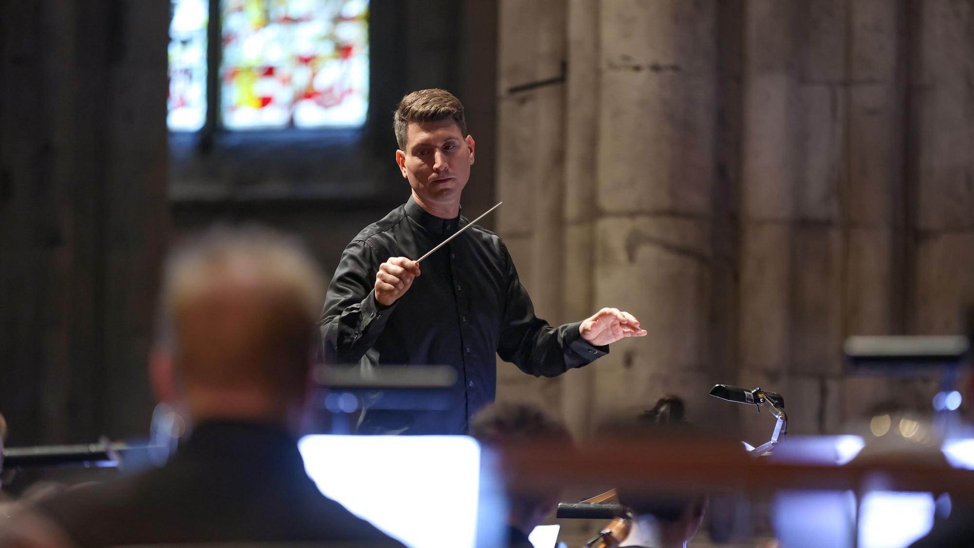 Alexander Niehues dirigiert das Gürzenich-Orchester.